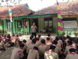 Kabagsumda Polres Batang Ajarkan Pentingnya Disiplin dalam Belajar kepada Siswa Pramuka