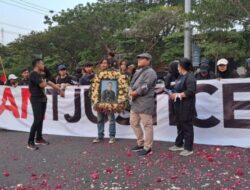 Ratusan Orang Gelar Aksi Peringatan Setahun Pembunuhan Iwan Boedi di Depan Polda Jateng