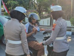 Polres Sukoharjo Sosialisasikan Perubahan Ujian SIM C dengan Membagikan Leaflet