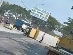 Truk VS Truk di Jalan Pantura Pati-Rembang, Truk Terguling Halangi Jalan