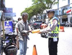 Bagikan Nasi Kotak, Ditlantas Polda Aceh Sasar Tukang Parkir