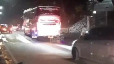 Air Misterius Keluar di Jalan Tanah Putih Semarang, 2 Pemotor Jatuh Terpeleset Karena Licin