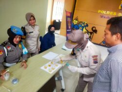 Personil Polres Sukoharjo Jalani Tes Urine Dadakan