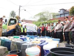 Peduli Masyarakat Terdampak Kekeringan, TNI-Polri Banjarnegara Salurkan Bantuan Air Bersih