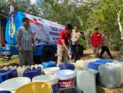 Bantu Warga Terdampak Kemarau, Polres Banjarnegara Salurkan Lima Tangki Air Bersih