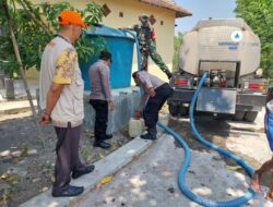 Bhabinkamtibmas Desa Bringinwareng dan Kanit Binmas Polsek Winong Monitor Pendistribusian Bantuan Air