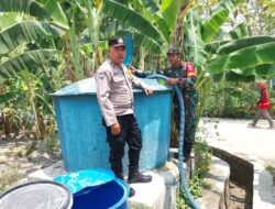 Bhabinkamtibmas Desa Bringinwareng Dampingi Penyaluran Air Bersih dari PPNI dan PMI Pati