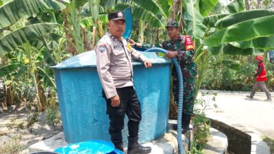 Bhabinkamtibmas Desa Bringinwareng Dampingi Penyaluran Air Bersih dari PPNI dan PMI Pati