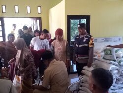 Bhabinkamtibmas Desa Ngening Dampingi Dinas Sosial Salurkan Bantuan Pangan Tahap 2