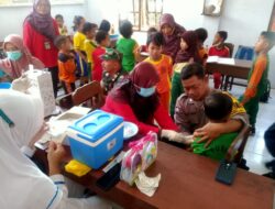 Bhabinkamtibmas Desa Puro Karangmalang Sragen Dampingi Imunisasi Measles Rubella dan HPV