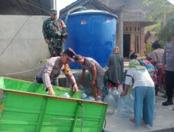 Bhabinkamtibmas Polsek Gabus dan Babinsa Dampingi Pendistribusian Bantuan Air Bersih oleh Kodim 0718 di Desa Gebang