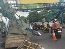 Brak! Truk Tabrak Jembatan Penyeberangan di Ungaran Semarang