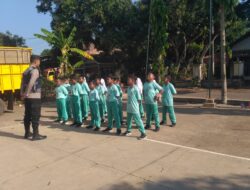 30 Siswa dan 4 Guru Terlibat dalam Pelatihan Peraturan Baris Berbaris oleh Bhabinkamtibmas Polsek Gembong