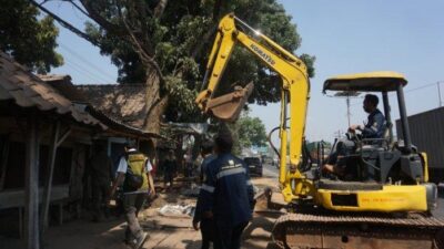 Detik-detik Pembongkaran Warung Remang-remang di Jalan Pantura Batang