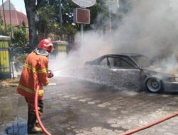 Diduga Korsleting Listrik, 1 Mobil Terbakar di Salatiga