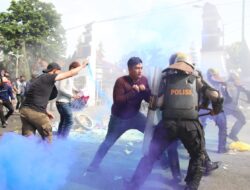 Demo di Alun-Alun Banjarnegara Berujung Anarkis, Petugas Berhasil Pukul Mundur Demonstran