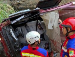 TRAGIS! Hilang Kendali, Mobil Panther Tabrak Pembatas Jalan & Terjun ke Jurang di Sukoharjo, 1 Tewas