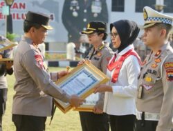 Kapolda Jateng Berikan Penghargaan Kepada 7 Personil Berprestasi