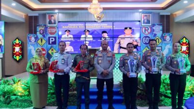 Kapolda Kalteng Beri Penghargaan 2 Bupati, Personel dan Tomas di HUT Lalu Lintas