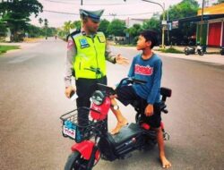 Personil Polres Lamandau Himbau Anak-Anak Tidak Kendarai Sepeda Listrik di Jalan Raya