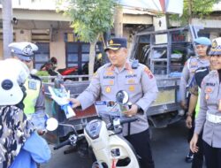 Kapolres Rembang Turun Ke Jalan, Pengendara Tertib Berlalulintas Diberi Apresiasi Bucket Snack