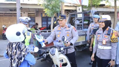 Apresiasi Pengendara Tertib Berlalulintas, Kapolres Rembang Beri Bucket Snack