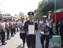 Suasana Haru Menyelimuti Pemakaman Bripka Aris Hindra Wijayanto: Penyampaian Ucapan Turut Berduka Cita dari Inspektur Upacara