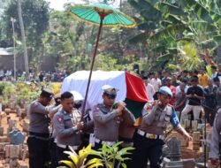 Kapolresta Pati Kombes Pol Andhika Bayu Adhittama Memimpin Upacara Pemakaman Kedinasan untuk Menghormati Bripka Aris Hindra Wijayanto