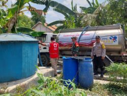 Terdampak Kekeringan, Bhabinkamtibmas Desa Bringinwareng Dampingi Penyaluran Bantuan Air Bersih