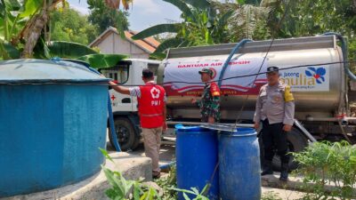 Terdampak Kekeringan, Bhabinkamtibmas Desa Bringinwareng Dampingi Penyaluran Bantuan Air Bersih