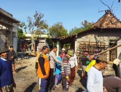 Kebakaran Rumah di Dk. Koripan, Bhabinkamtibmas Berikan Dukungan