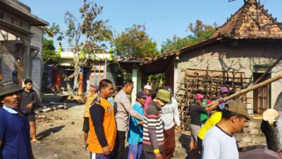 Kebakaran Rumah di Dk. Koripan, Bhabinkamtibmas Berikan Dukungan