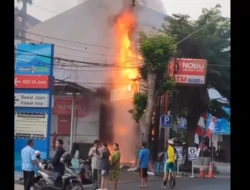 Kebakaran Trafo di Depan RS Siloam Semarang, Warga Malah Asyik Mendekat