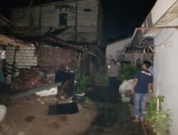 Personel Polsek Juwana Bersama Warga Bantu Padamkan Api Rumah Warga Bakaran Wetan yang Terbakar