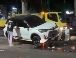 Laka Tunggal di Majapahit Semarang: Mobil Seruduk Pembatas Jalan