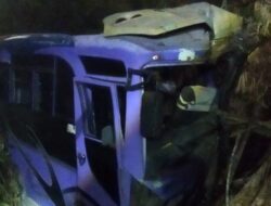 Kecelakaan Tunggal, Mini Bus Pengiring Pengantin Terperosok di Karanganyar