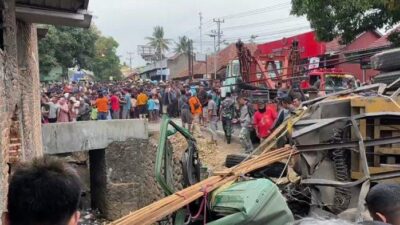 Truk Kontainer Terguling di Flyover Kretek Paguyangan Brebes: Sopir Terus Bunyikan Klakson