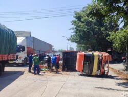 Kecelakaan di Jalan Pantura Semarang-Kendal, Truk Muatan Tanah Terguling