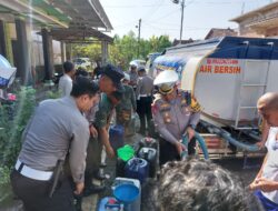 Kekeringan Mengancam, Polisi Pati Berikan Bantuan Air Bersih