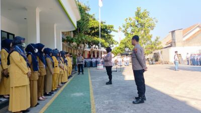 Menjadi Pembina Upacara di SMK Bani Muslim, Iptu Darwati Edukasi Bahaya Narkoba dan Kenakalan Remaja