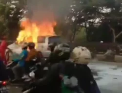 Mobil Terbakar Hebat di Depan SPBU Mangkang Kota Semarang, Belum Diketahui Penyebabnya