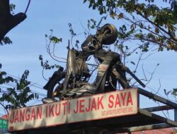 Cerita Dibalik Monumen Motor Ringsek di Mangkang Semarang