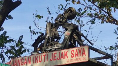 Kisah Dibalik Monumen Motor Ringsek di Mangkang Semarang