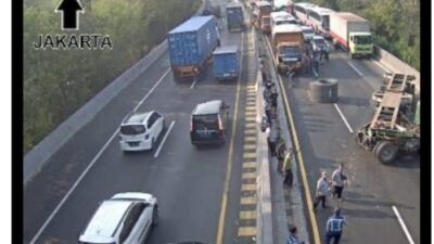 Muatan Besi Gulung Jatuh di Tol Semarang Km 430, Sempat Bikin Macet