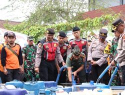 TNI-Polri Banjarnegara Salurkan 12 Ribu Liter Air Bersih di Desa Pagentan
