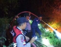 Personel Polsek dan Koramil Bersama Warga Berjibaku Padamkan Rumpun Bambu yang Terbakar di Jaken Pati