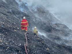 Personil Polres Sukoharjo Bantu Padamkan Kebakaran di TPA Putri Cempo Mojosongo Solo