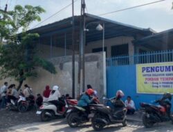 Ratusan Karyawan PT Sinar Dunia Telantar di Depan Pabrik Semarang