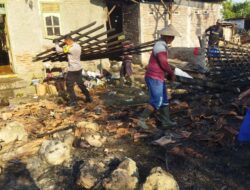 Aksi Kepedulian, Bhabinkamtibmas Polsek Tambakromo Kerja Bakti Pasca Bencana Kebakaran di Rumah Warga Desa Binaannya