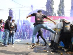 Tembakkan Gas Air Mata, Polisi Bubarkan Demo di Kantor KPU Banjarnegara